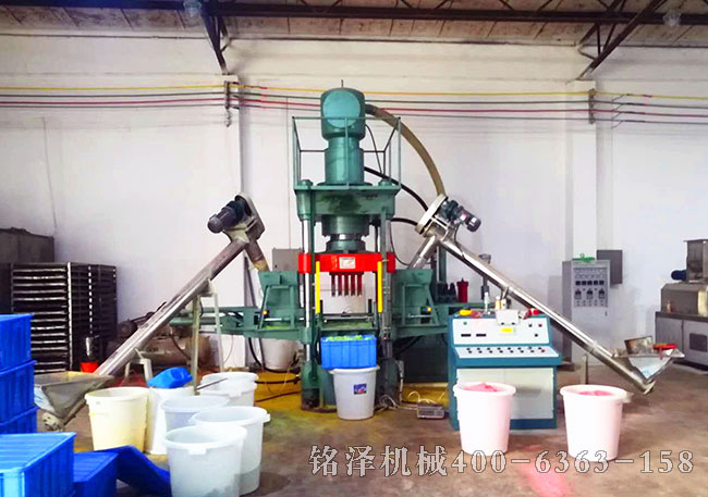 200噸雙色魚餌壓塊機(jī)客戶現(xiàn)場(chǎng)